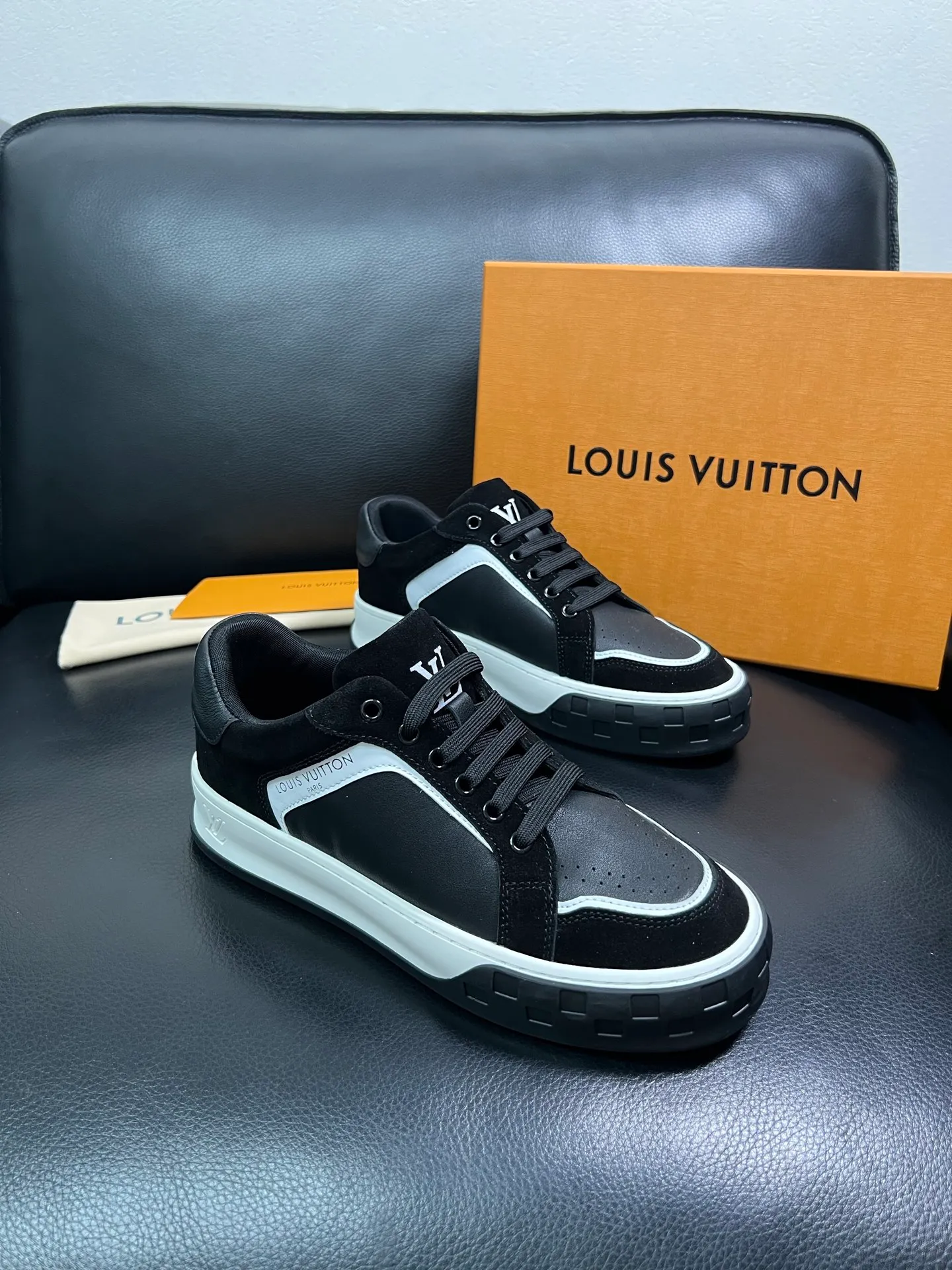 Men's shoes 💰740 Lv top purchase Louis Vuitton, counter synchronization, uppers imported from Italy cowhide, imported mesh padding soft and comfortable, soles: original soles specially provided by the original factory, T men's shoes 💰U exclusive movable molded soles super comfortable, original factory and single goods, high quality, welcome to compare, code number 39-44 (customized 38-45) 85858